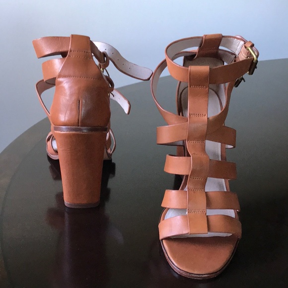 Pour la victoire Brown Strappy 8.5M open Toe Wedge